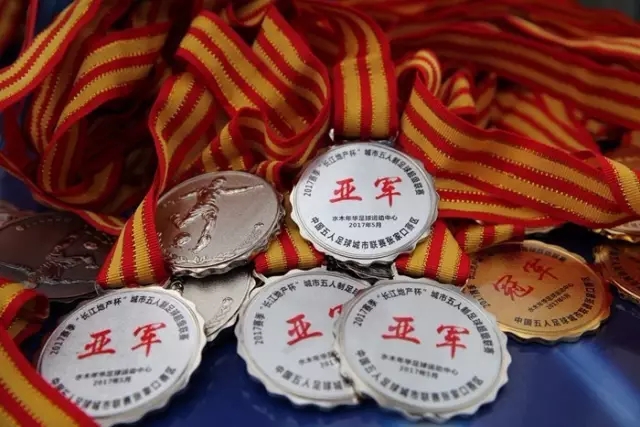 梅西的华丽谢幕与罗纳尔多的孤独宣言